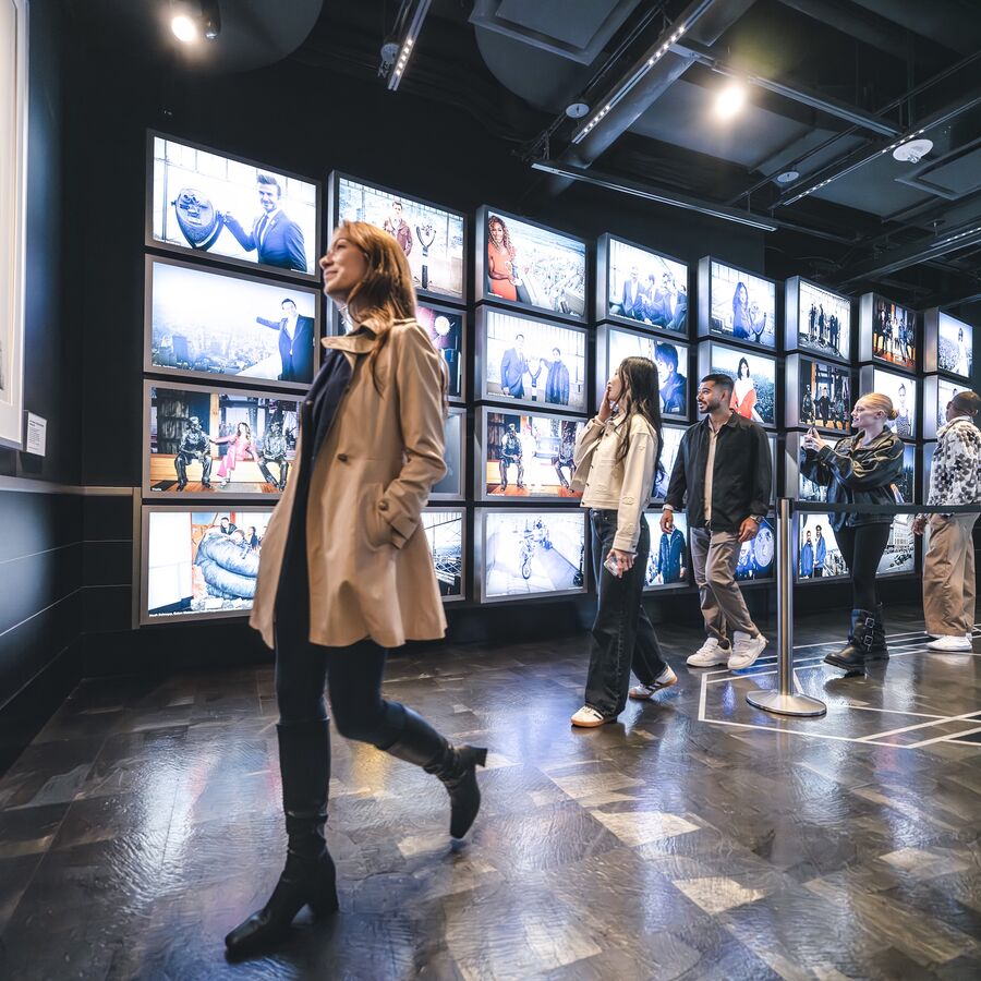 Pessoas nas exposições do 2º andar do Empire State Building